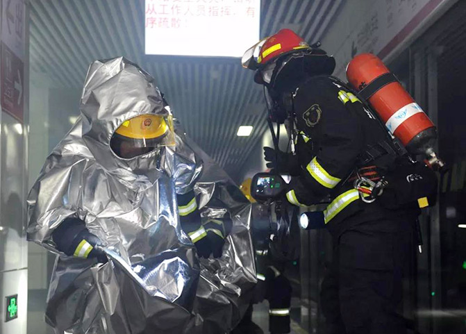 上海麻豆文化传媒精品观看耐高溫隔熱鬥篷亮相合肥消防（fáng）地鐵滅（miè）火救援演練