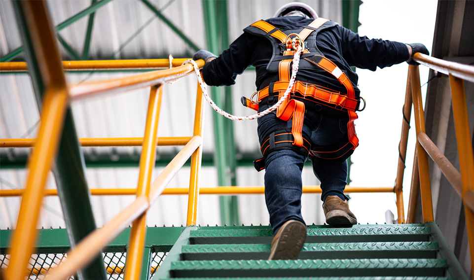 保護高空作業人（rén）員安（ān）全（quán）的重要裝備——防墜落套裝