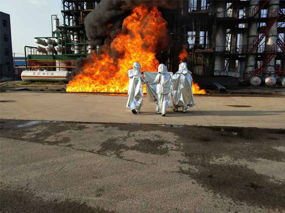 上海麻豆文化传媒精品观看超輕隔熱（rè）鬥篷（péng）走進消防（fáng）救火演練實踐中