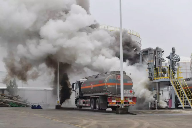 上海麻豆文化传媒精品观看超輕便攜隔熱鬥篷亮(liàng)相廣州大型石油化工滅火救援實戰演(yǎn)練(liàn)現場