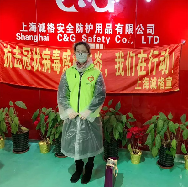 攜手戰&ldquo;疫&rdquo;，逆風而上，上海誌願者助力抗疫防護服生（shēng）產