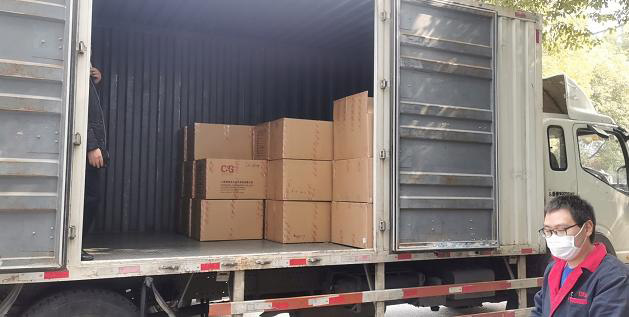 該企業（yè）轉產後的批（pī）防護服發往抗議一線