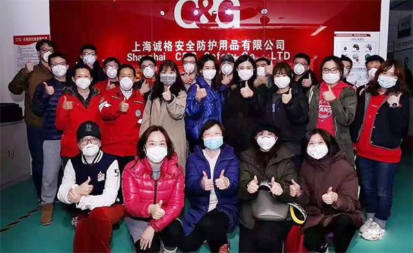 攜手戰（zhàn）&ldquo;疫&rdquo;，逆風而上，上海誌（zhì）願者助力抗疫防護服生產（chǎn）