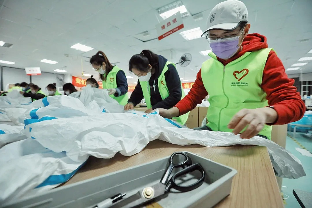 這些“守護者”們在上海麻豆文化传媒精品观看（gé）幹了件大事！——20天，750人次，經手近4萬件防護服（fú）！