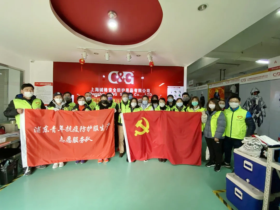 上展集團世博中心誌願（yuàn）者團隊支援我司防（fáng）護服生產工作