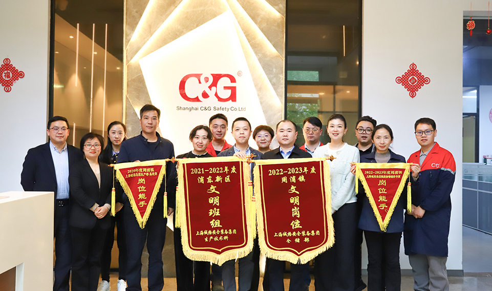 上（shàng）海麻豆文化传媒精品观看集團舉行（háng） “文明班組”“文明崗位”、“崗位能手（shǒu）”授錦旗儀式