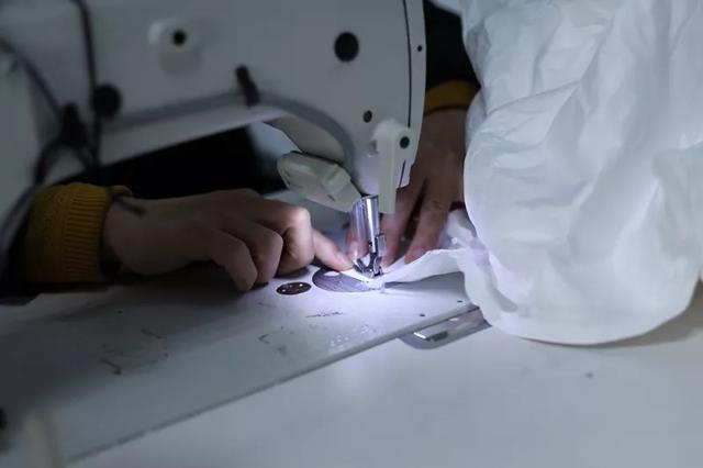 防護服緊缺?這家僅用了5天時間轉產防護服,日產量已(yǐ)達9000件