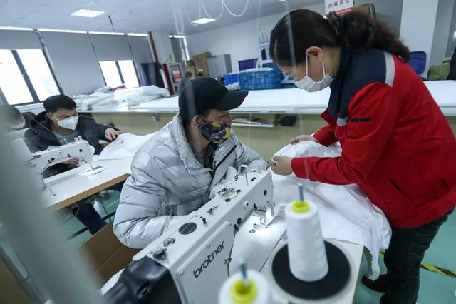 防護服緊缺?這家僅用了5天時間轉產防(fáng)護服,日(rì)產量已(yǐ)達9000件