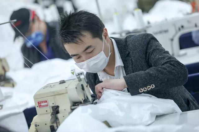 防護(hù)服緊(jǐn)缺?這家僅用了5天時間轉(zhuǎn)產防(fáng)護服,日產量已達9000件