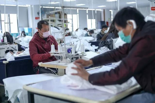 防護服緊(jǐn)缺?這家僅用了5天時間轉(zhuǎn)產防護服,日產量已達9000件