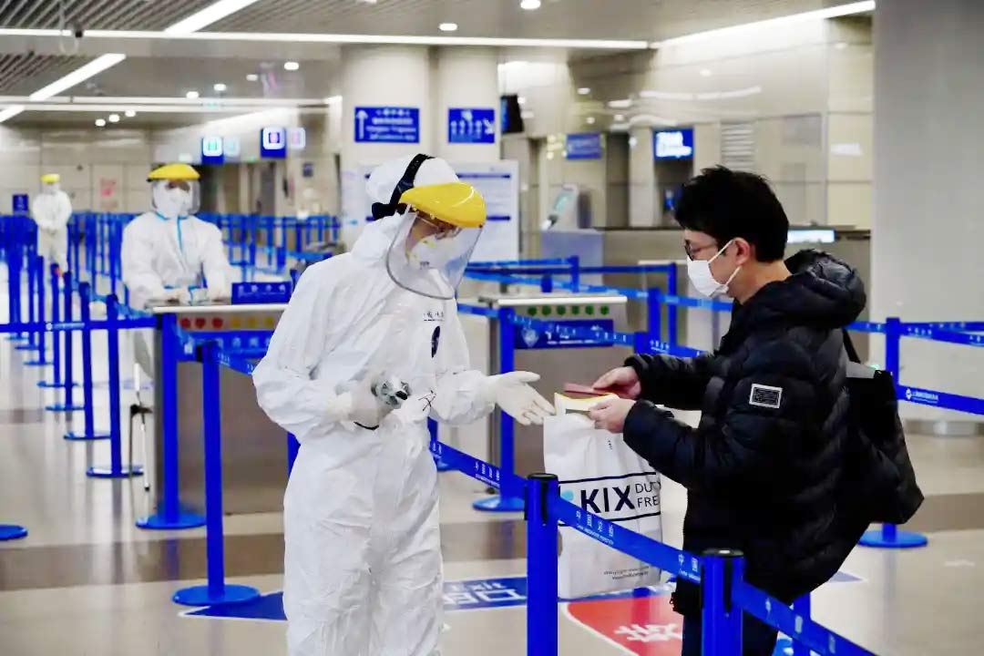 身穿誠（chéng）格防護服的&ldquo;守滬者&rdquo; 24小時奮戰（zhàn）在浦東國際機場口（kǒu）岸（àn）防疫一線