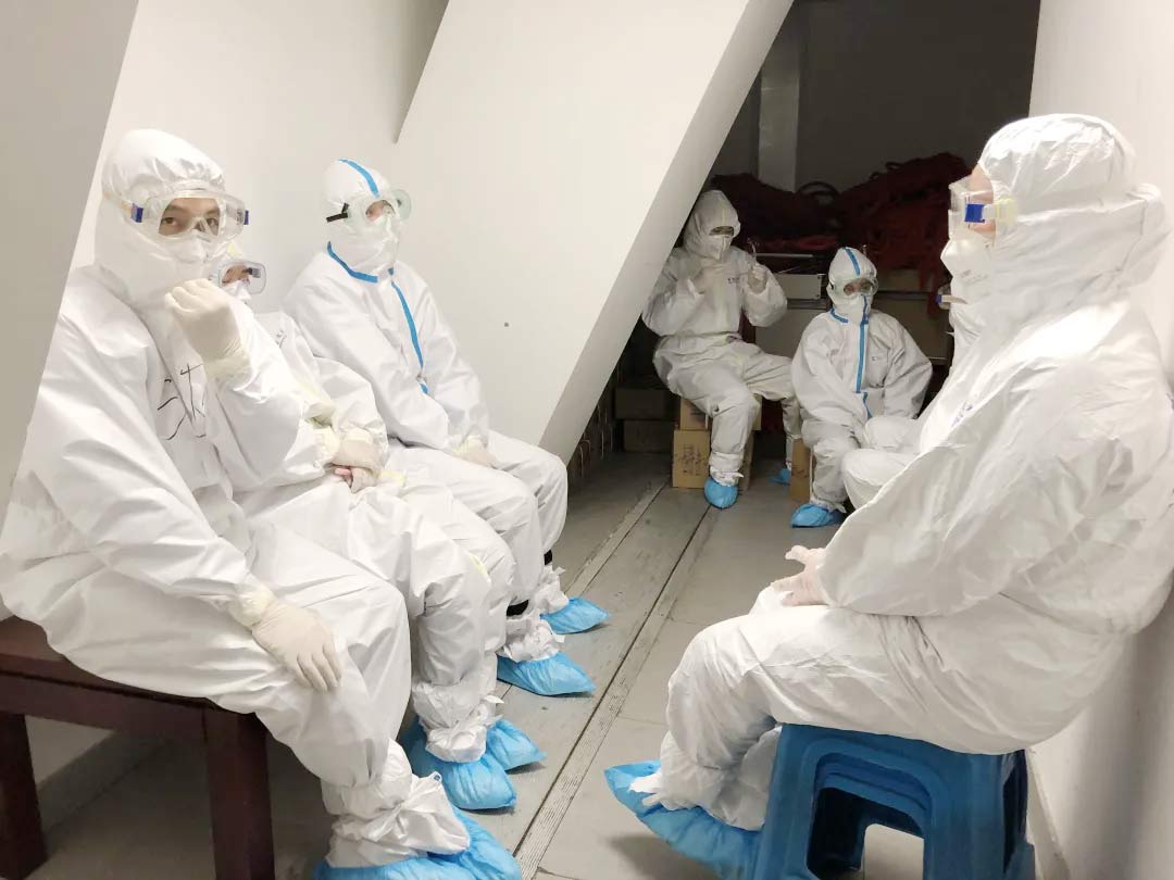 身穿麻豆文化传媒精品观看防護服（fú）的&ldquo;守滬者&rdquo; 24小時奮戰在浦東國際機場口岸防疫一線