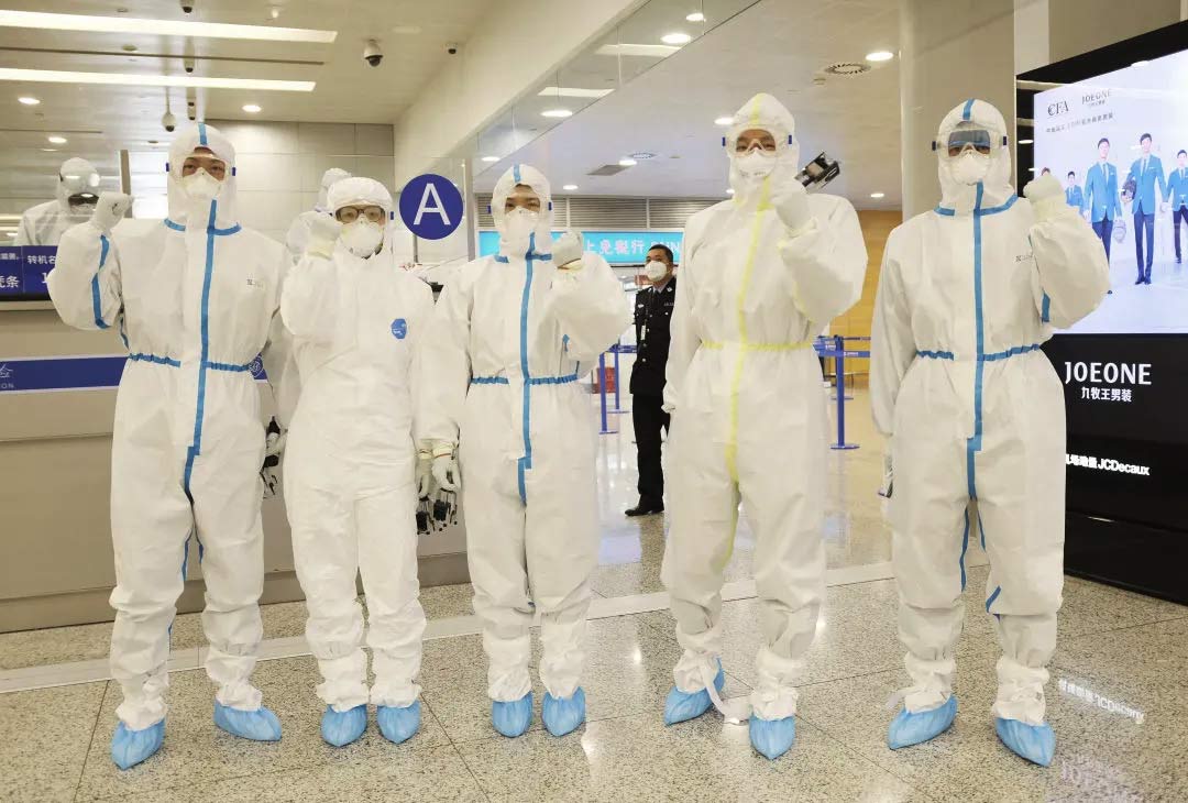 2.jpg身穿麻豆文化传媒精品观看防護服的（de）&ldquo;守滬者&rdquo; 24小時奮戰在浦東國際機場口岸防疫一線
