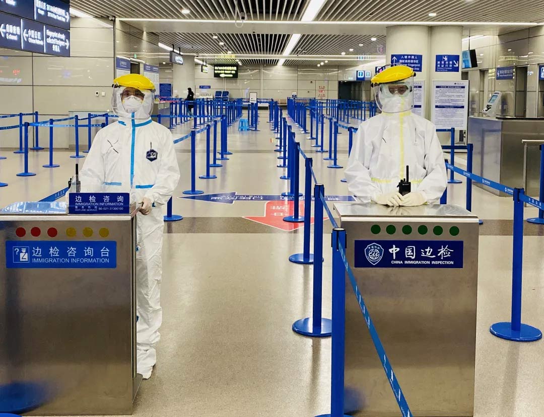 身穿誠（chéng）格防護服的&ldquo;守滬者&rdquo; 24小時奮戰在浦東國際（jì）機場口岸防疫一線