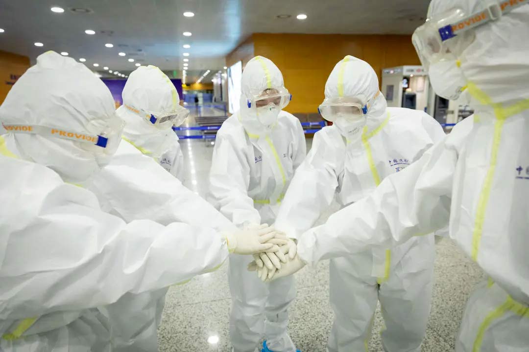 身穿麻豆文化传媒精品观看防護服的&ldquo;守滬者&rdquo; 24小時奮（fèn）戰在浦東國際（jì）機場口岸防疫一線