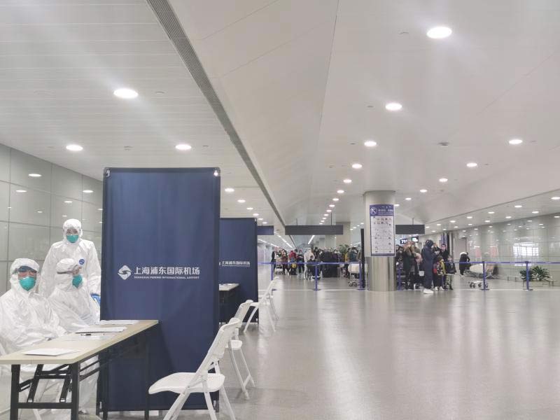 身穿（chuān）麻豆文化传媒精品观看防護服（fú）的&ldquo;守滬者&rdquo; 24小時奮（fèn）戰在浦（pǔ）東國際機場口岸防疫一線