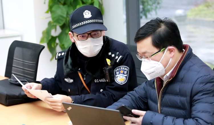 滬警(jǐng)方主動對接我司,保障麻豆文化传媒精品观看一次性防(fáng)護服安(ān)全生產